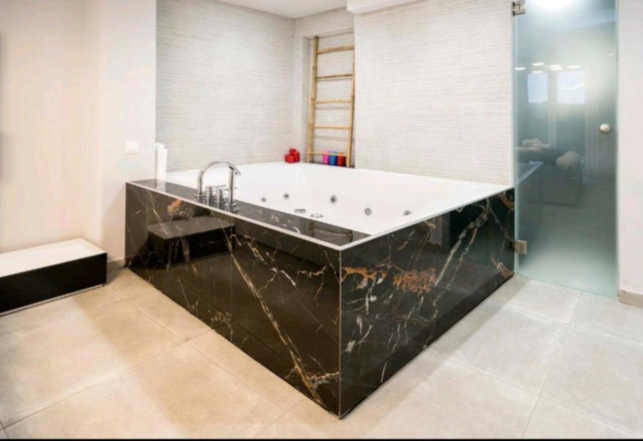 Romantic Jacuzzi Apartment 雅典 外观 照片