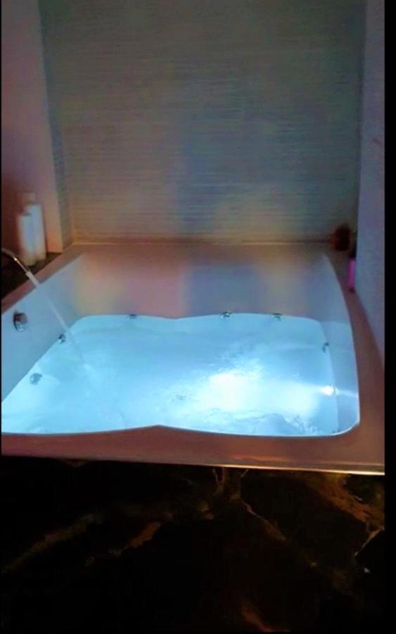 Romantic Jacuzzi Apartment 雅典 外观 照片