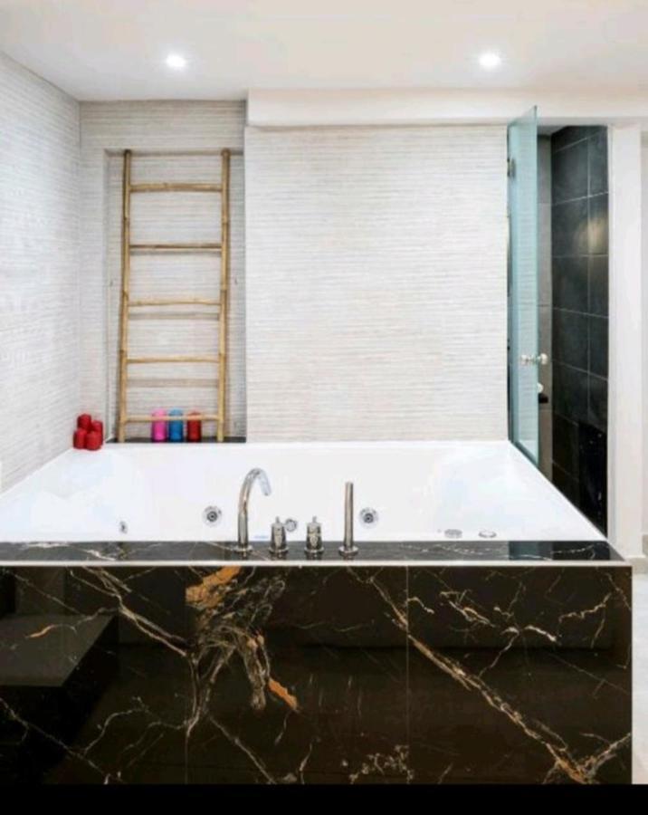 Romantic Jacuzzi Apartment 雅典 外观 照片